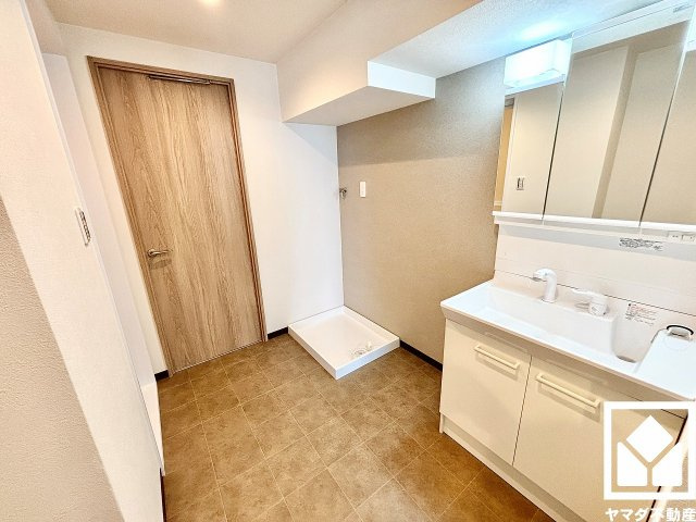 グランドヒル西宮高座台マンションＡ棟の脱衣所|小さなお子様のお風呂上りもこのスペースがあればゆったりとして頂けます。室内洗濯機置場も設置されており、天候に左右されず洗濯していただけます。