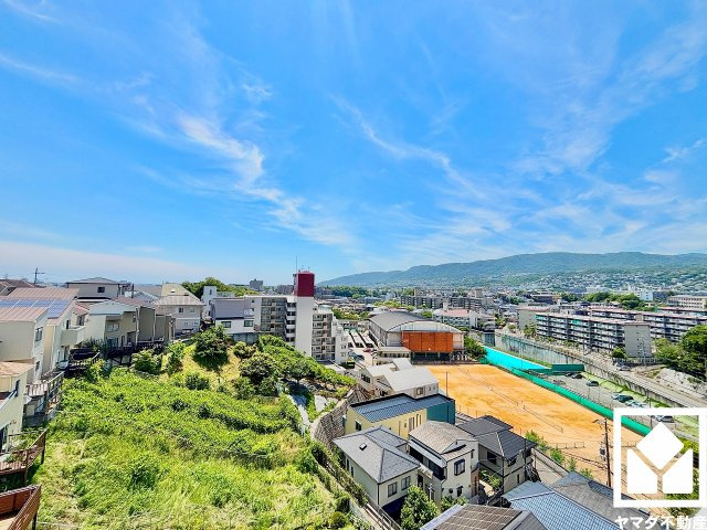 グランドヒル西宮高座台マンションＡ棟の展望|9階建て8階部分で前面に視界を遮る高い建物がなく、見晴らしの良い景色が広がります。開放感あふれる眺望と利便性が融合した住まい──穏やかな毎日をここから。