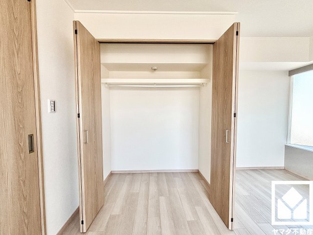 グランドヒル西宮高座台マンションＡ棟の収納|クローゼットは奥行きがあるので、収納力も申し分ありません。約4.5帖の納戸も備えており、住空間を広々お使いいただけます。日用品のストックなどもすっきり片付きます。