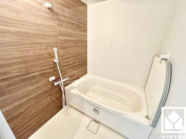 グランドヒル西宮高座台マンションＡ棟の浴室|1日の疲れを癒す浴室でゆったりリフレッシュ。ナチュラルな木目調のアクセントパネルは落ち着いた雰囲気を演出してくれます。