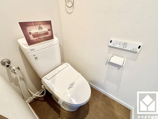 グランドヒル西宮高座台マンションＡ棟のトイレ|明るく清潔感溢れるトイレです。タオル掛けやペーパーホルダーが設置されています。