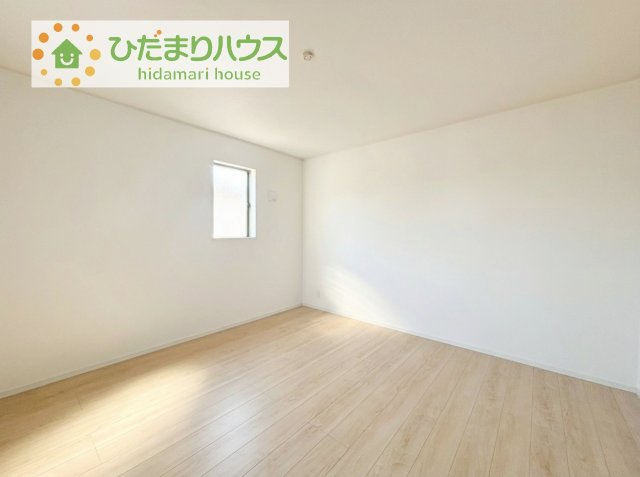 【寝室】 | つくば市高見原第18　新築戸建 | 広めの主寝室は、ベッドの他にもパソコンデスクやドレッサーなども置けちゃいます(*^-^*)