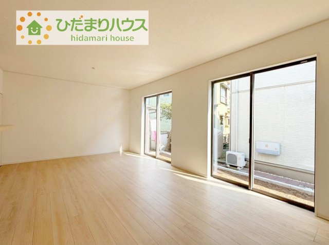 【居間・リビング】 | つくば市高見原第18　新築戸建 | リビングの大きな窓からは、暖かな日の光が降り注ぎます・・・