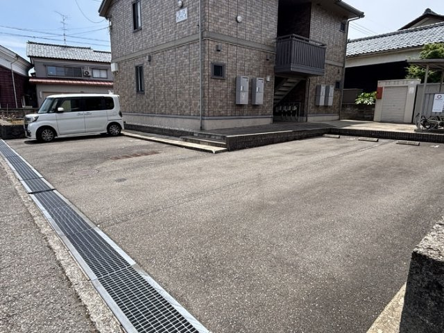 アルナス開発の駐車場