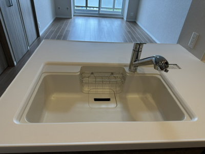 【キッチン】 | 藤和千里ハイタウン | 大きなまな板やフライパンが洗える広々シンク！シャワー水栓ですみずみまで水が届くので、シンクのお手入れもラクに行えます。
