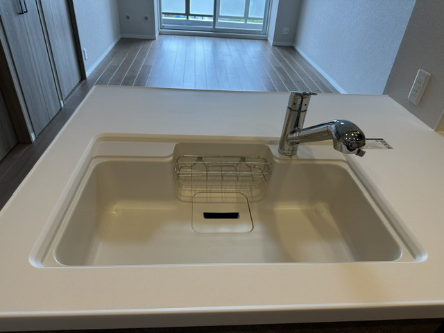 【キッチン】 | 藤和千里ハイタウン | 大きなまな板やフライパンが洗える広々シンク！シャワー水栓ですみずみまで水が届くので、シンクのお手入れもラクに行えます。
