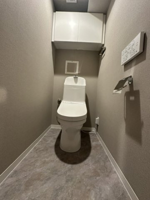 【トイレ】 | 藤和千里ハイタウン | 温水洗浄便座付のトイレで、冬の寒い時期でも快適！吊戸棚付きで、予備のペーパー類も問題なく収納できます。