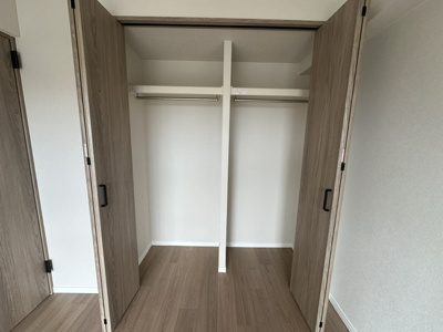 【収納】 | 藤和千里ハイタウン | 5.4帖洋室のクローゼット！普段使いの洋服や小物はもちろん、季節物の洋服などもしっかり収納可能です。