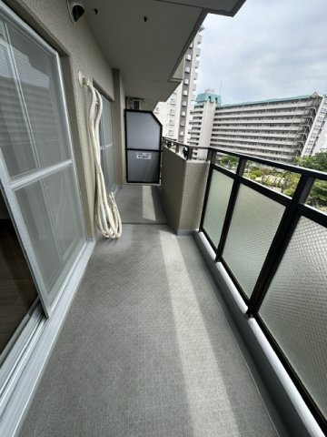 【バルコニー】 | 藤和千里ハイタウン | 南向きなので、陽当りも良く気分も爽快！2部屋続きのバルコニーで洗濯物もたっぷり干せます。