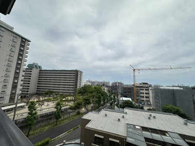 【展望】 | 藤和千里ハイタウン | バルコニーの先には、視界を遮る建物が無いので開放的な空間を楽しめます。陽当り・周辺環境も合わせて、ぜひ現地をご覧ください！