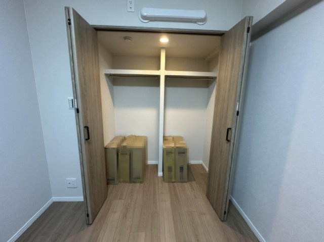 【収納】 | 藤和千里ハイタウン | 4.5帖洋室のクローゼット！奥行きもあるので、収納ボックスをそのまま中へ入れることも可能です。