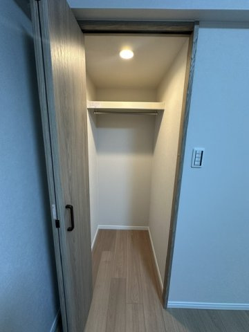 【収納】 | 藤和千里ハイタウン | 5.3帖納戸にもクローゼット付き！収納豊富な住まいは、家族構成の変化や物が増えた際にも柔軟に対応でき、長く快適に住めますね。
