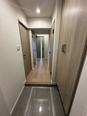 【玄関】 | 藤和千里ハイタウン | 家族を迎えてくれる玄関スペース！※掲載中の写真は広角レンズで撮影のため、実際の見え方とは異なります。