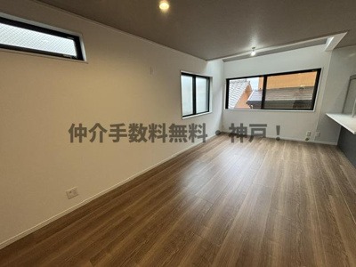 【居間・リビング】 | 神戸市垂水区舞子台1丁目　新築戸建　仲介手数料無料！ | 使いやすいリビングです