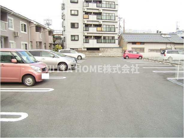 プラースⅡの駐車場|敷地内に駐車場も完備◎