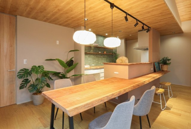 大津市野郷原二丁目　天然木デザイン平屋建売のキッチン|建築中モデルです。仕様は情勢により変更することがあります。
