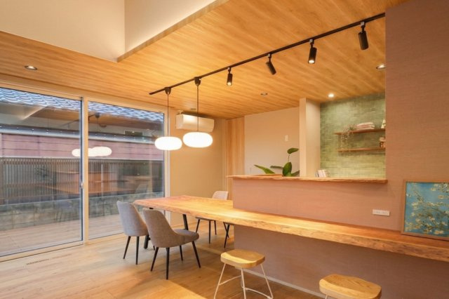 大津市野郷原二丁目　天然木デザイン平屋建売の居間・リビング|建築中モデルです。仕様は情勢により変更することがあります。