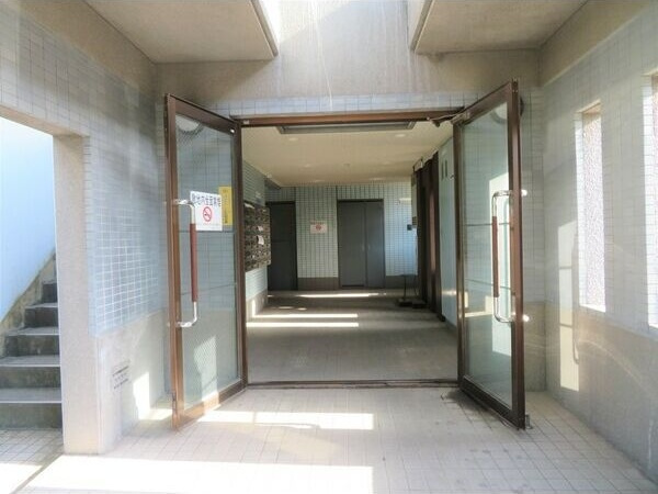 あおいマンションのエントランス