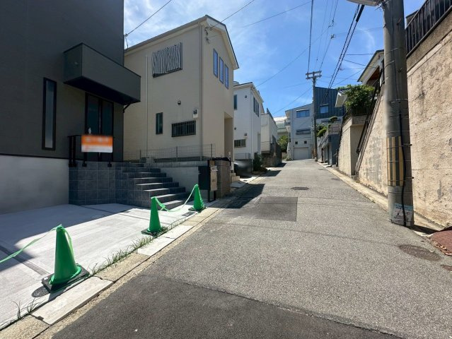 神戸市垂水区舞子台１丁目新築戸建の前面道路含む現地写真