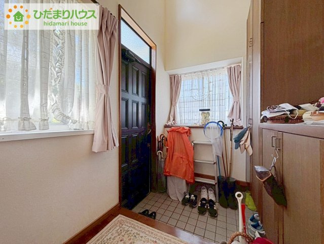 高萩市大字島名　中古戸建の玄関|小窓が付いているドアなので明るいスペースになっています♪
