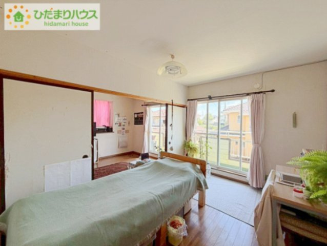 高萩市大字島名　中古戸建の洋室|窓が多く、明るい空間を演出してくれます(*^^*)