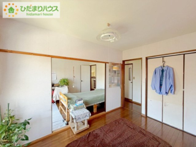 高萩市大字島名　中古戸建の洋室|バルコニーに面した明るい洋室☆彡