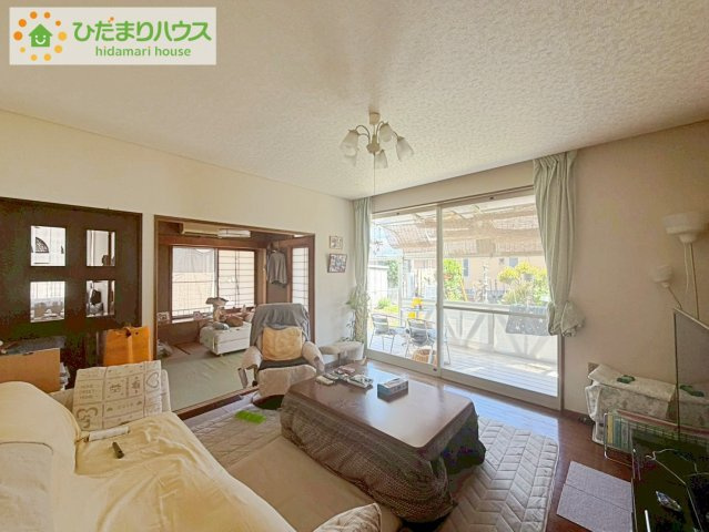 高萩市大字島名　中古戸建の居間・リビング|リビング大きな窓からは、暖かな日の光が降り注ぎます・・・