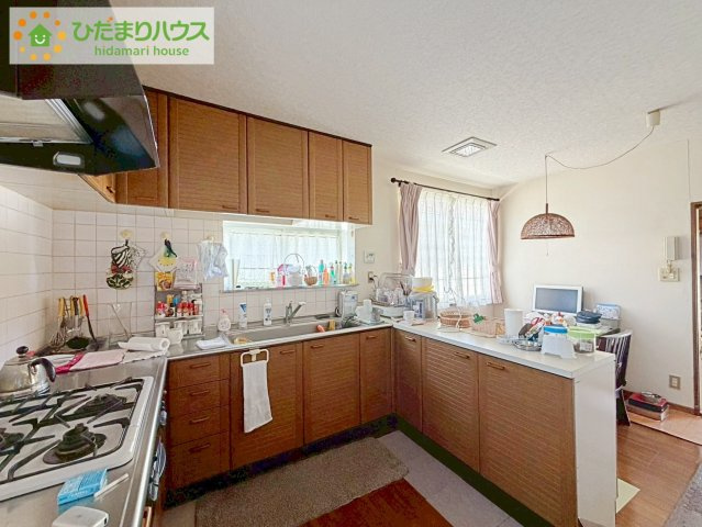 高萩市大字島名　中古戸建のキッチン|盛り付け台に、朝ごはんに。便利なカウンター付き！