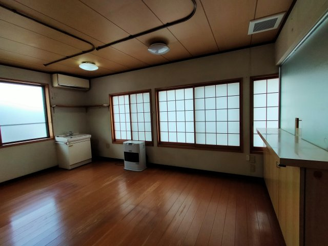 日野町ガレージ付き戸建ての洋室
