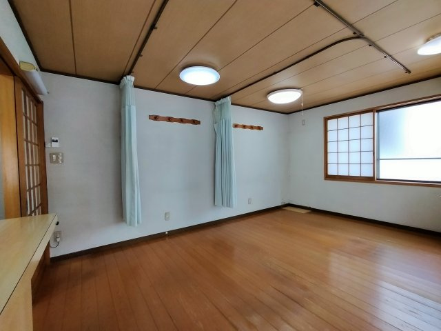 日野町ガレージ付き戸建ての洋室