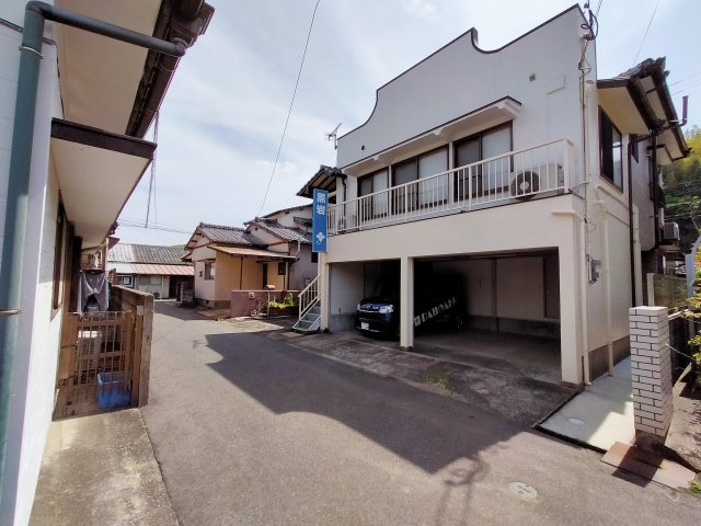 日野町ガレージ付き戸建ての前面道路含む現地写真