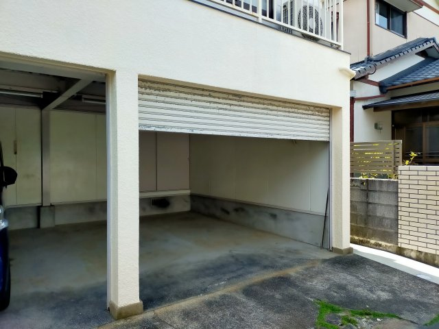 日野町ガレージ付き戸建ての駐車場