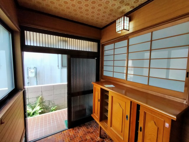 日野町ガレージ付き戸建ての玄関