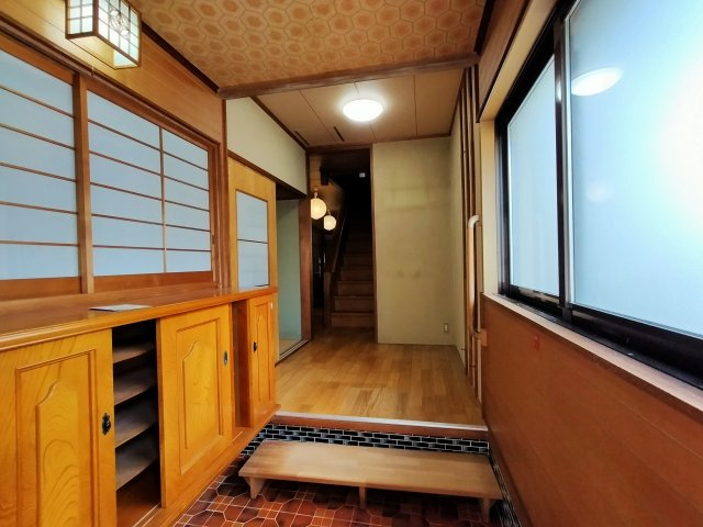 日野町ガレージ付き戸建ての玄関