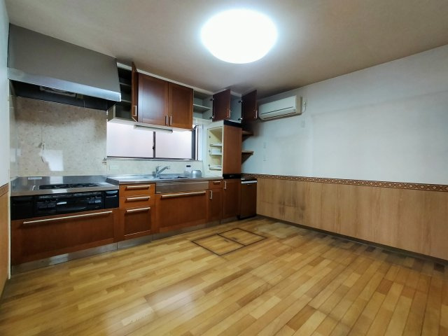 日野町ガレージ付き戸建てのキッチン