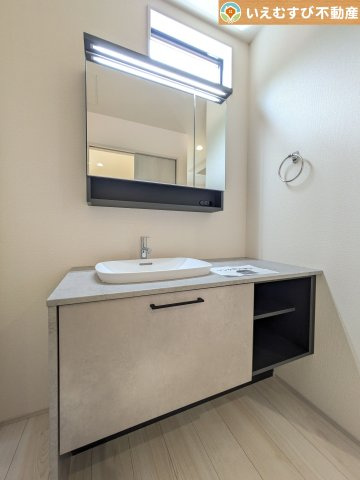 Livele Garden.S　深谷稲荷町北第3の独立洗面台|スタイリッシュな洗面台と広々空間
洗面室と脱衣所が分かれているのですっきりとした空間がキープできますね♪