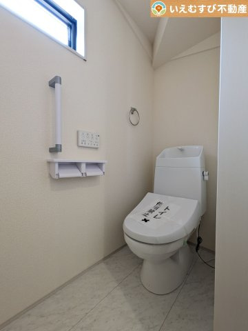 Livele Garden.S　深谷稲荷町北第3のトイレ|シンプルで清潔感のあるトイレ
窓付きで明るく、お掃除しやすいシンプルな空間♪