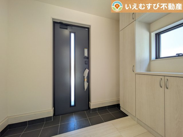 Livele Garden.S　深谷稲荷町北第3の玄関|玄関がいつも片づく大容量シューズボックス
充実の収納設備で玄関がすっきり綺麗に過ごせると快適ですよね♪