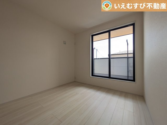 Livele Garden.S　深谷稲荷町北第3の洋室|ナチュラルな色合いでシンプルな洋室
大容量のウォークインクローゼット付きで、採光もたっぷりのお部屋♪