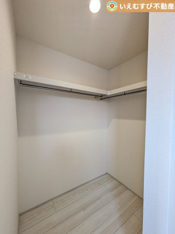 Livele Garden.S　深谷稲荷町北第3の収納|たっぷりの収納力を備えたウォークインクローゼット
たくさん収納できるので季節物やかさばるバッグなども片付きます♪