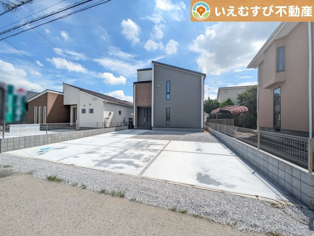 Livele Garden.S　深谷稲荷町北第3の駐車場|並列3台駐車可能なゆとりのカースペース
複数台車をお持ちでも、お友達が遊びに来てもゆとりの駐車スペース！