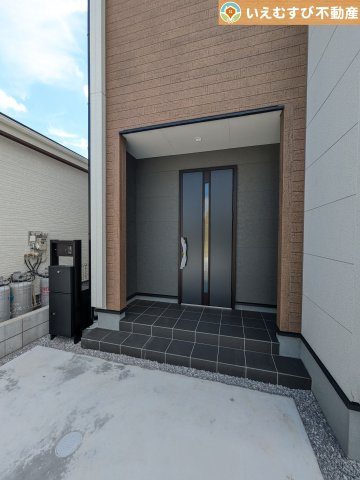 Livele Garden.S　深谷稲荷町北第3のエントランス|落ち着いた色づかいのエントランス
駐車場からアクセスの良いエントランス。雨の日や荷物が多くても安心の動線♪