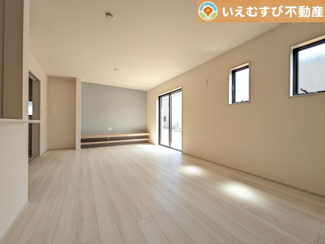 Livele Garden.S　深谷稲荷町北第3の居間・リビング|自然光で満たされる明るく開放感溢れるリビング
たっぷりの採光で明るい空間。家族みんなでくつろげます♪