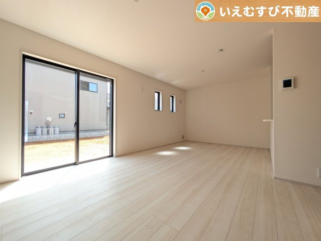 Livele Garden.S　深谷稲荷町北第3の居間・リビング|開放感と家族との距離感にこだわったＬＤＫ
採光たっぷりのリビングで休日には家族みんなでくつろげそうですね♪