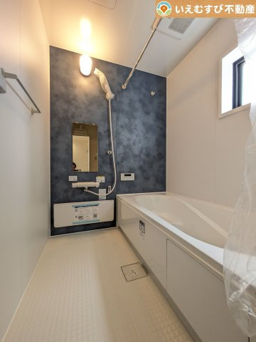 Livele Garden.S　深谷稲荷町北第3の浴室|モダンな配色の落ち着いた浴室
ダークトーンの壁面がアクセントになっておしゃれ！窓付きで空気の入れ替えも出来ます！