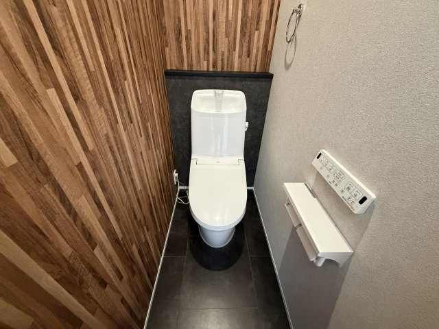 タマタウン　豊川市三蔵子町西浦のトイレ|ウォシュレット機能付きの温水洗浄便座を完備しております！寒い冬もヒヤリとすることなく快適にご使用いただけます！
