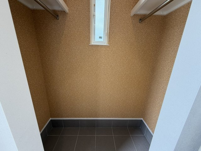 タマタウン　豊川市三蔵子町西浦の収納|シューズクローク付きで、靴や小物をすっきり収納。玄関回りまわりをきれいに保てて、毎日の出入りも快適です。
