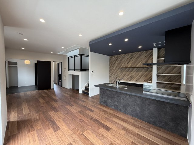 タマタウン　豊川市三蔵子町西浦のキッチン|19帖のリビングは家具の配置がしやすく、生活動線がスムーズで無駄のない空間になります。奥行があることで視線が抜け、実際の広さ以上に開放感を感じられます！
