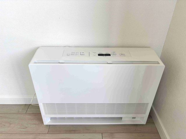 【暖房】寒い冬も足元からお部屋全体をパワフルに暖めてくれる床置型の暖房設備。