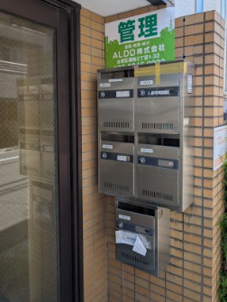 フルーレ小茂根のエントランス